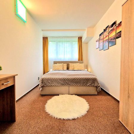 Wellness Gold Apartment With Private Sauna & Jacuzzi Praga Exterior foto