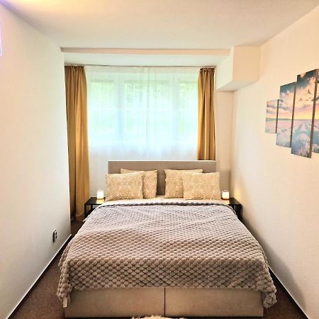 Wellness Gold Apartment With Private Sauna & Jacuzzi Praga Exterior foto