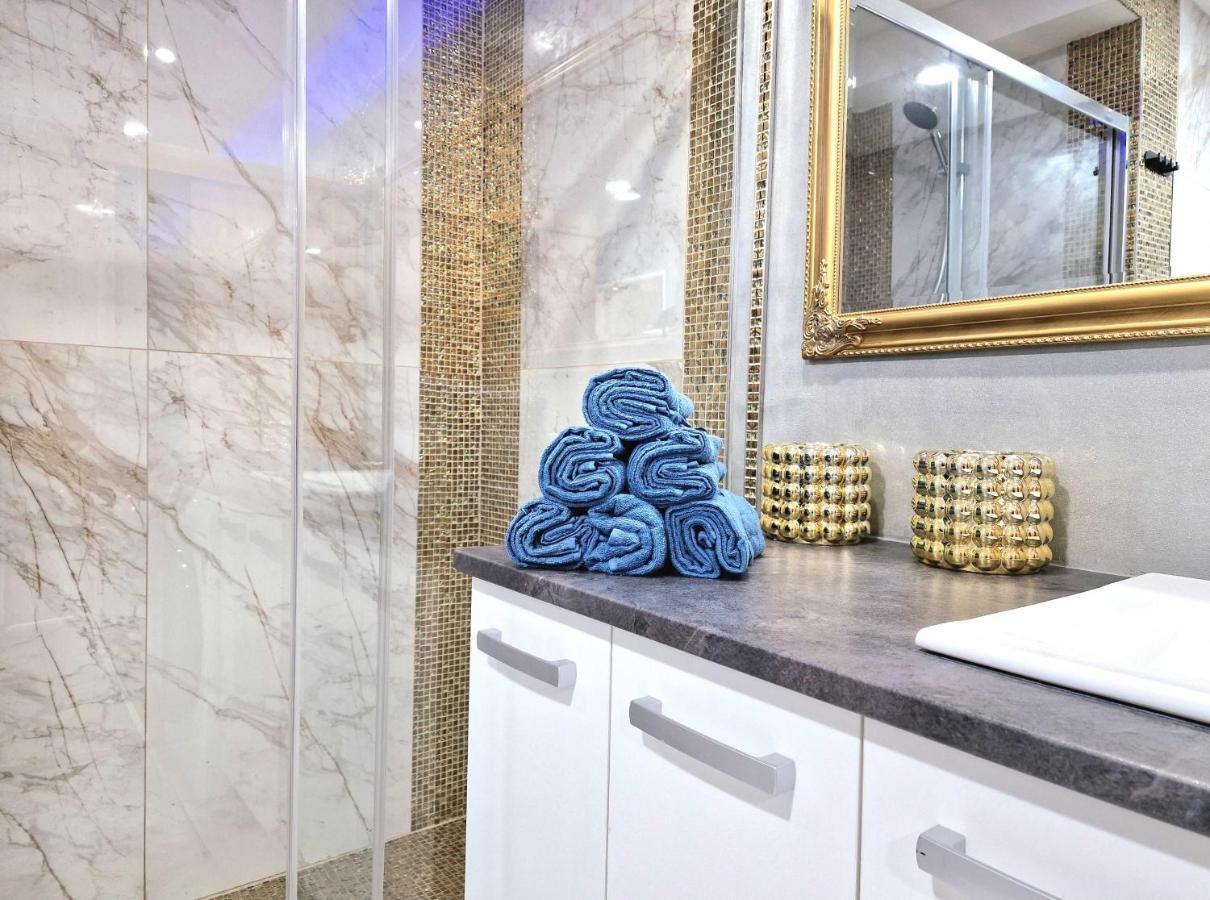 Wellness Gold Apartment With Private Sauna & Jacuzzi Praga Exterior foto